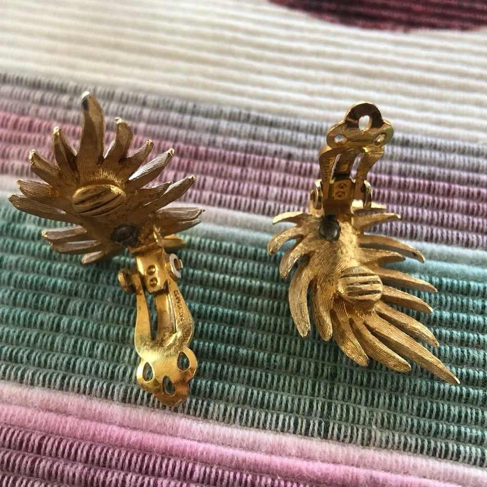 VINTAGE White Feather Clip-on Earrings 🪶 - Picture 4 of 6